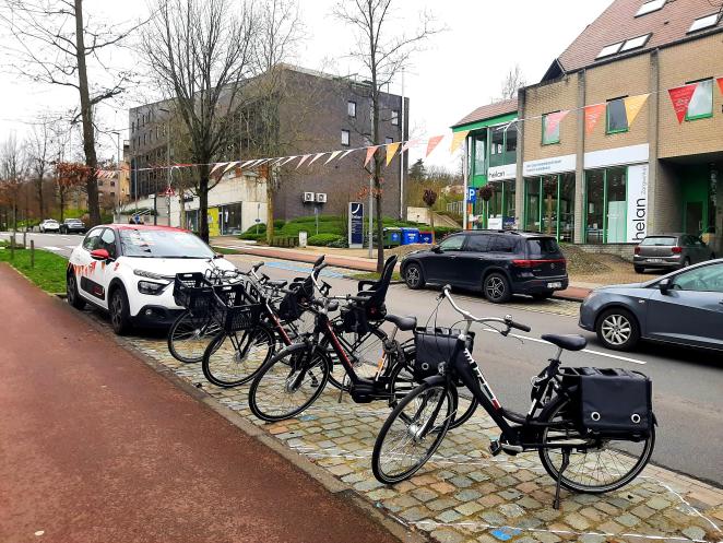 Picture of a Leuven Hoppinpoint with 4 shared bikes and 1 shared Cambio car.