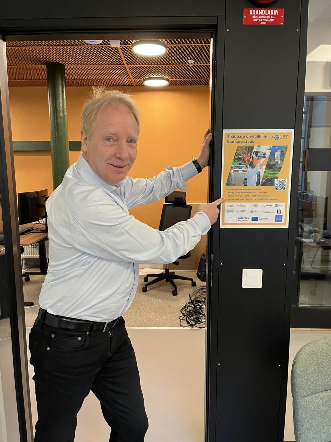 CEO of Sweden Water Research proudly showing the SWR DISCO poster