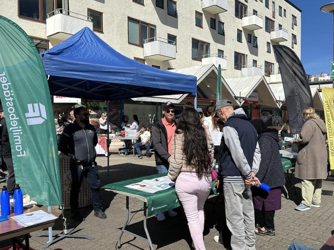 Photo of residents learning more about the Familjebostäder sharing station initiative