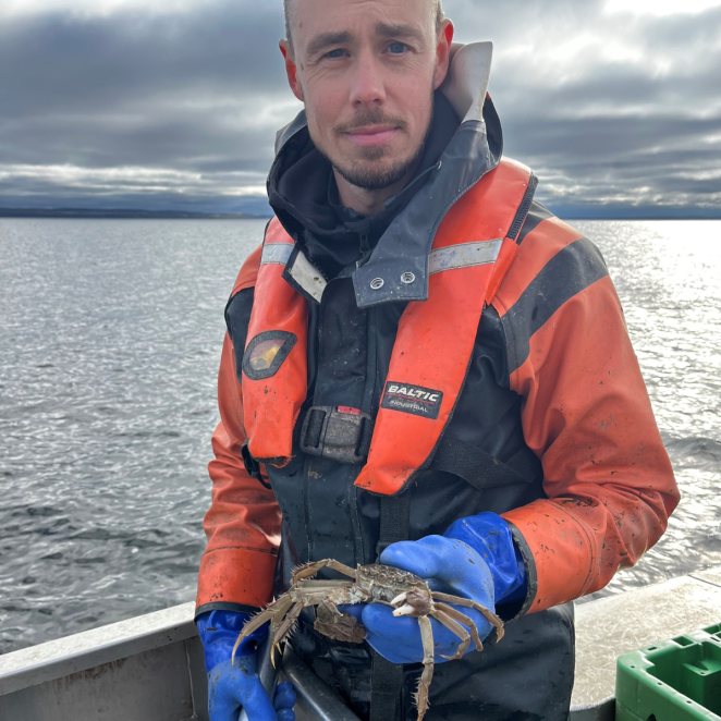 Fredrik Fredén with mitten crab