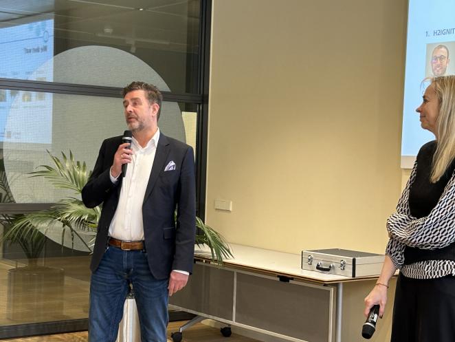 Henk speaks to the room of colleagues.