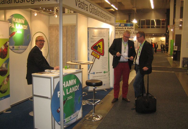Leif Bigsten at a stand promoting DRYPORT at an event.