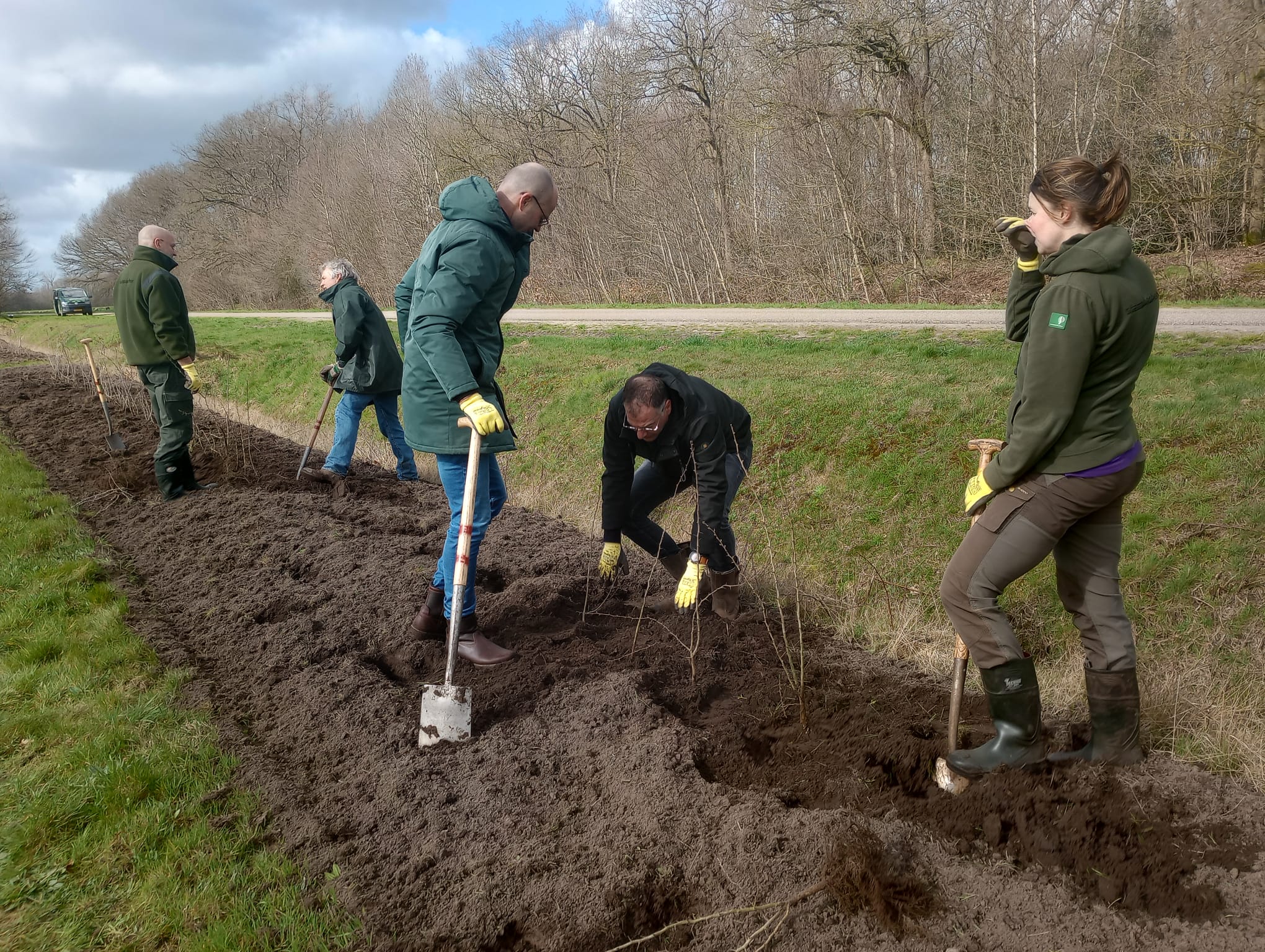 Ministry of Infrastructure and Water Management, the Province of Fryslân, and the Municipality of Leeuwarden planting 3000 trees in Beekdal De Linde.