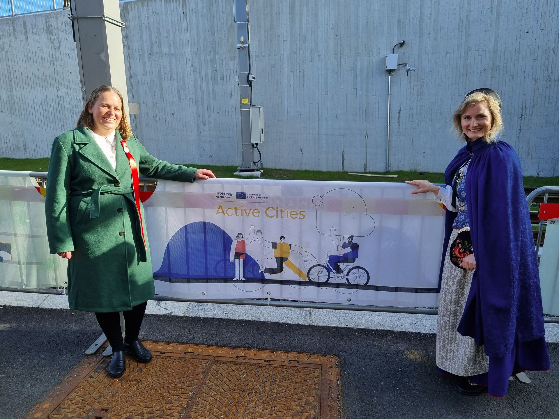 Marthe Hammer, head of the transport committee in the county, and Ingrid Nergaard Fjeldstad, City Development Council with the Active Cities banner
