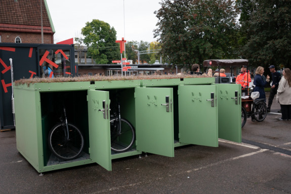 Image of the boxes for storing bicycles that can be rente 