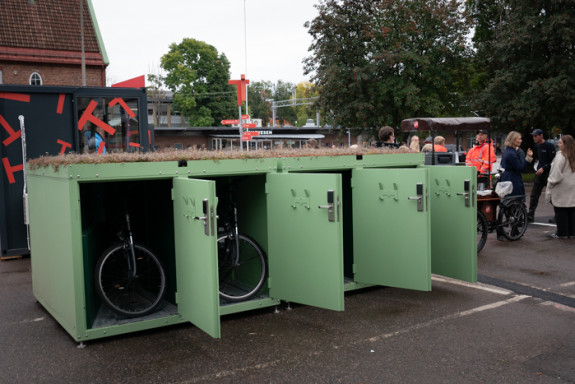 Image of the boxes for storing bicycles that can be rente