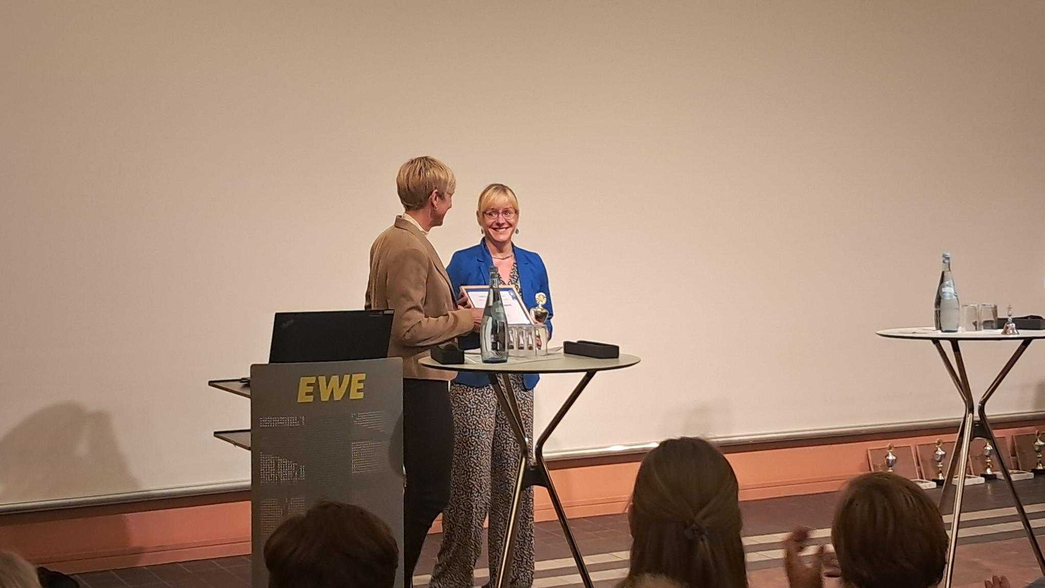 Cornelia Cordes received the award on behalf of the SN² team.