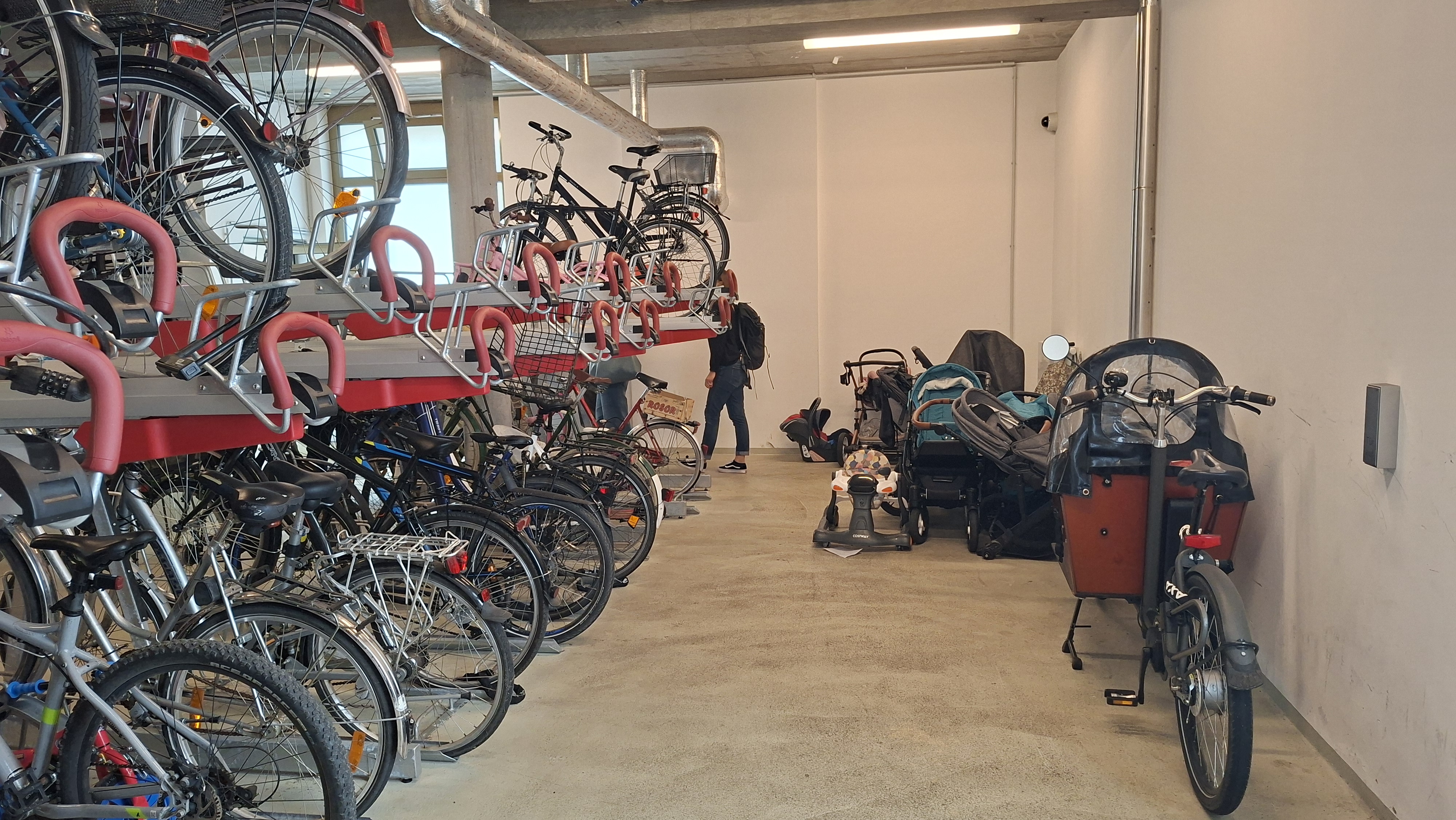 Cargo bikes, strollers and buggys are hindering the access to the upper bike tier
