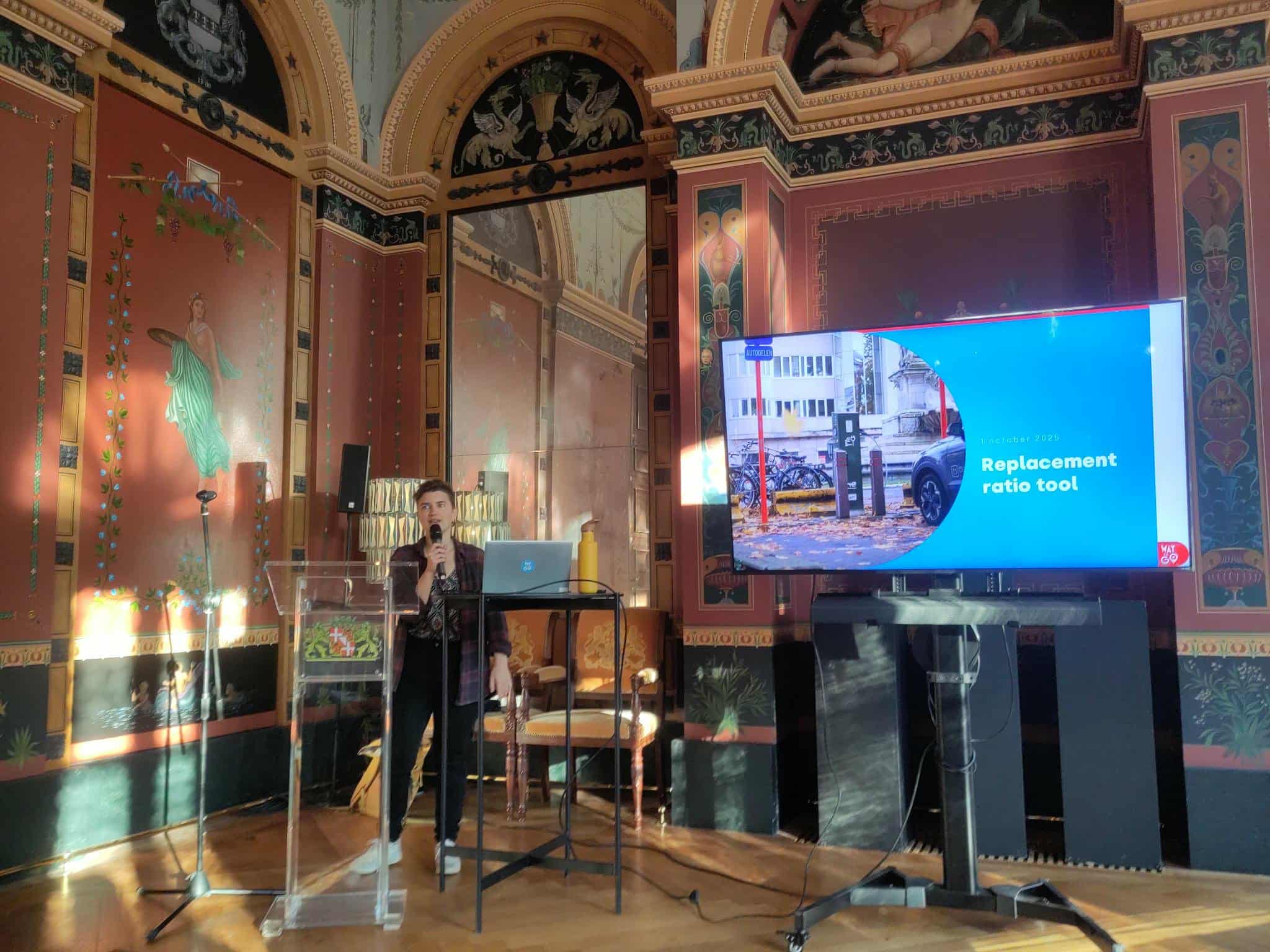 Esther De Rey presenting at Symposium