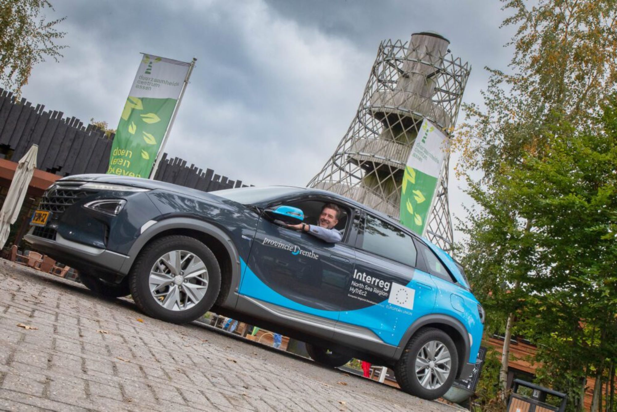 Slabbekoorn in a hydrogen car with the Interreg North Sea logo