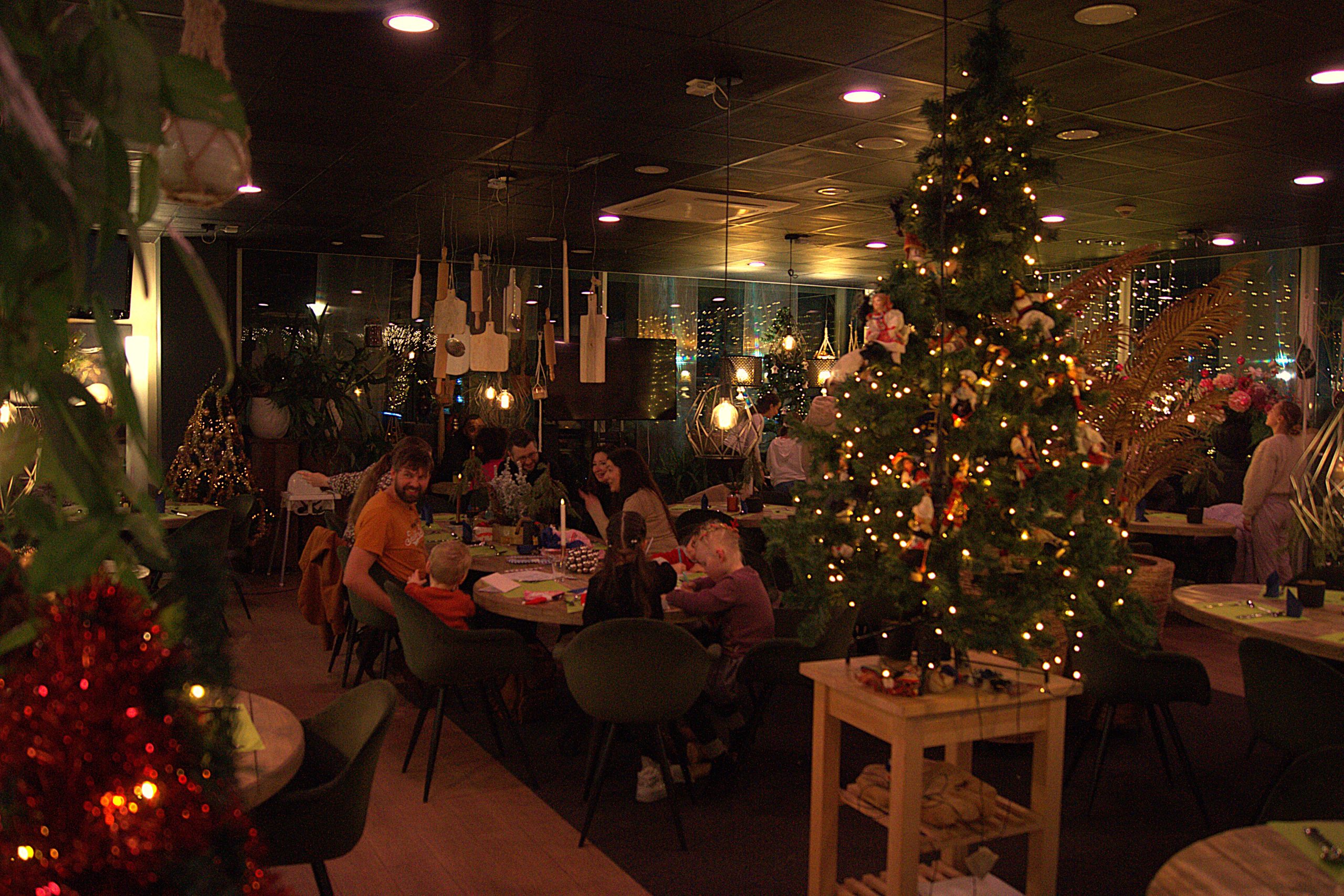 A picture of the succesful christmas dinner hosted by Gabriël