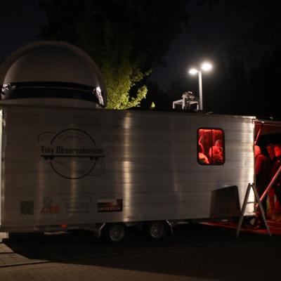 Observations at the Tiny Observatory on the (too brightly lit) parking of the university of Oldenburg (photo: A. Hänel)