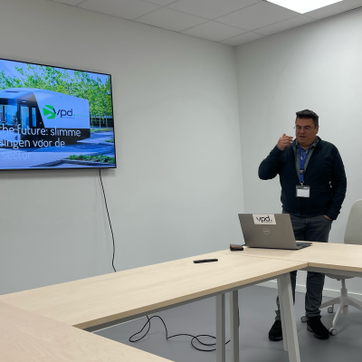 VDL presenting during a site visit.