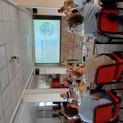 Group talk about pilot Jeugdverblijf Dumpy