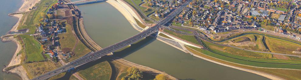 Luchtfoto van de (Spiegel)Waal in Nijmegen