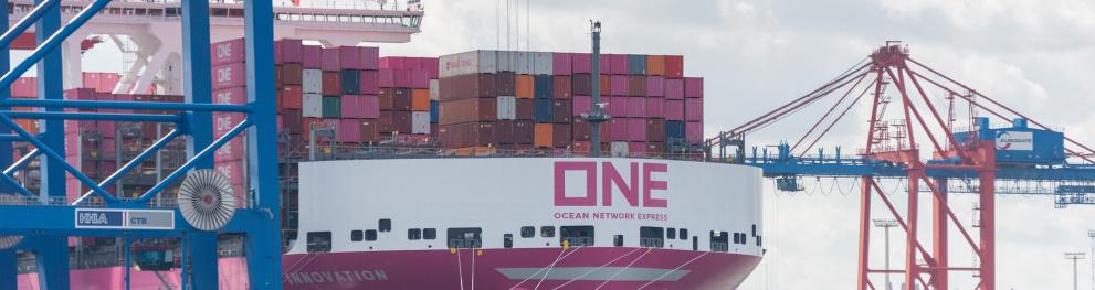 Hamburg port loading 