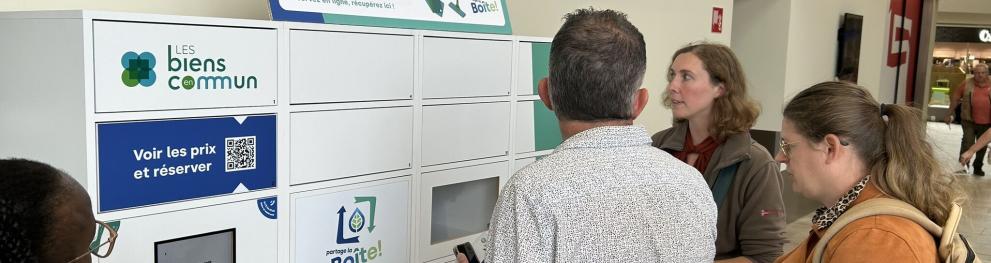 Photo of Les Biens en Commun sharing station in action